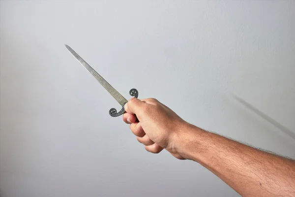 Mano Con Pequeña Espada Medieval Sobre Fondo Blanco — Foto de Stock