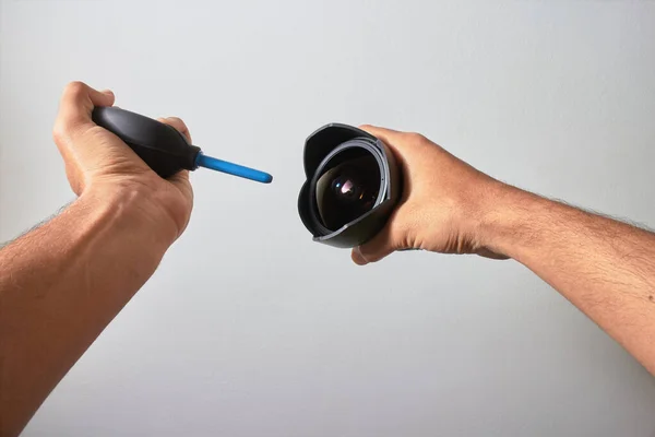 Hedefi temizlemek için nesnel ve üfleyici ile el