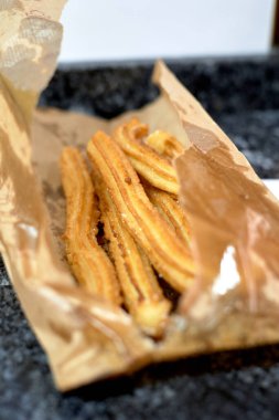 Kese kağıdında, şekerli churros.