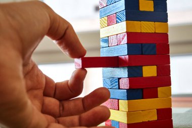 Eşleştirilebilir renk parçalarını eşleştiren el oyunu