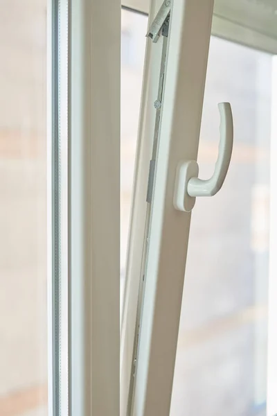Yarı açık beyaz alüminyum pencere