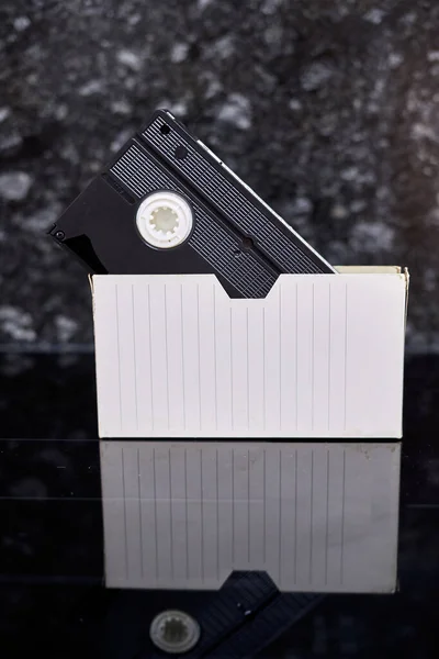 siyah arkaplan ile kutulanmış video vhs bandı