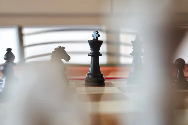 Kralın ön planda görüldüğü satranç tahtası