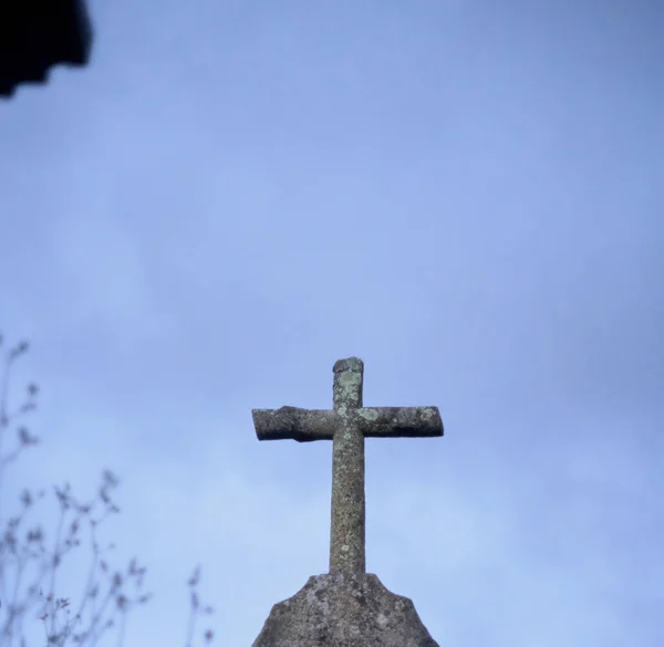 Mavi arkaplanda katolik haçı