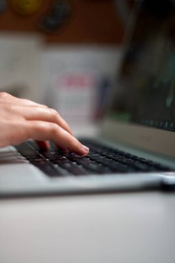 Bir dizüstü bilgisayarın klavyesini yazarken