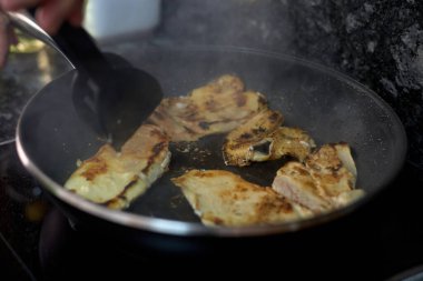 Kızartma tavasında el yapımı tavuk eti.