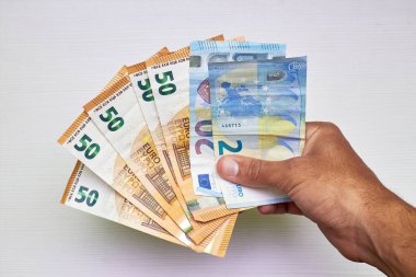 50 ve 20 Euro 'luk banknotlarla.