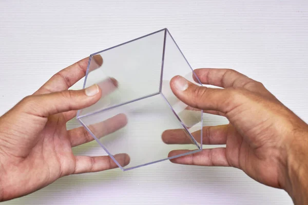 Mãos Com Cubo Vidro Fundo Branco — Fotografia de Stock