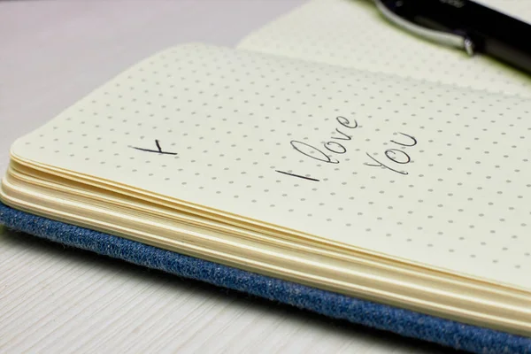 Beyaz masada aşk notları olan bir defter.