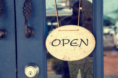 Kahve dükkanının camında açık tabela var.