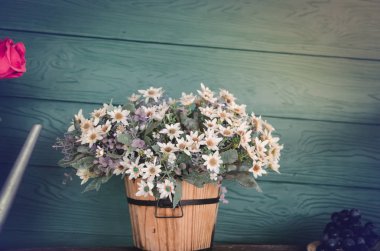 Antika ahşap artalanları ile metal kabı üzerinde pembe Gül desenli ahşap kova güzel çiçekler 