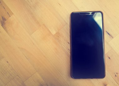 ahşap masa arka plan kopya alanı ile akıllı telefon