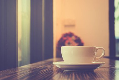 Kafedeki masada bir fincan kahve.
