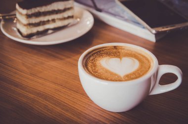 fincan kahve ve kek kafede masada