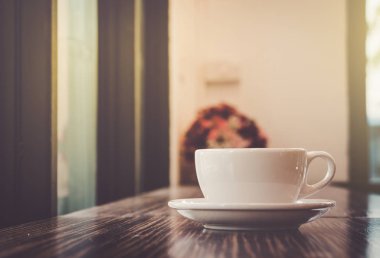 Kafedeki masada bir fincan kahve.