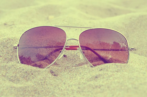Schwarze Sonnenbrille Und Sandhintergrund — Stockfoto