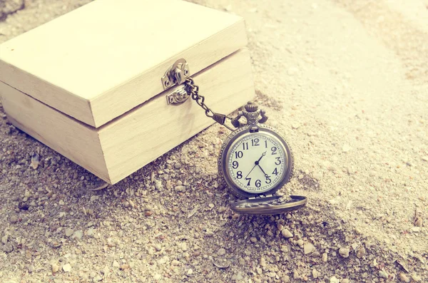 Reloj Bolsillo Antiguo Cofre Del Tesoro Una Playa — Foto de Stock