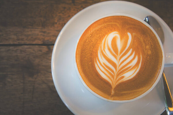 Чашка кофе с прекрасным искусством латте
