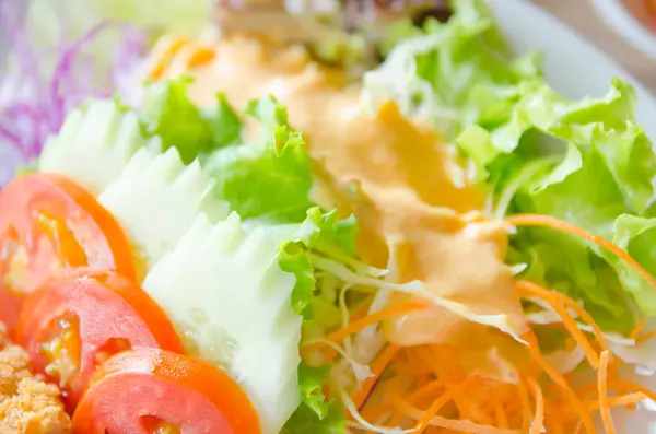 新鮮な野菜サラダです 選択と集中 — ストック写真