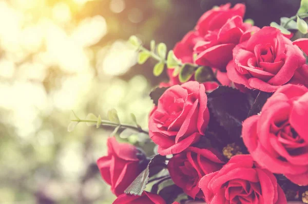 Ramo Flor Rosa Roja Mesa Con Fondo Borroso Naturaleza —  Fotos de Stock