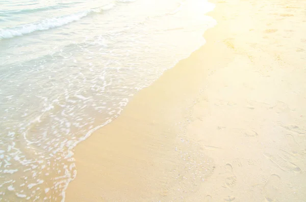 Welle Des Meeres Auf Dem Sandstrand Mit Sonnenlicht Für Hintergrundbewegungen — Stockfoto