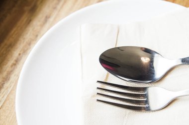 Antik çatal ve kaşık plaka düşünüyorsun Vintage tonda resmi