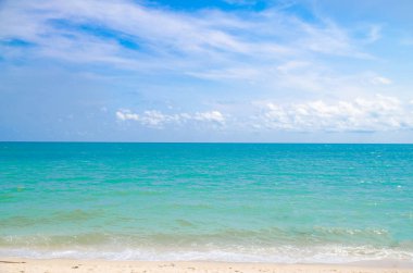 Karon beach, Phuket, Tayland tarihinde deniz dalga köpüğü. Egzotik cennet 