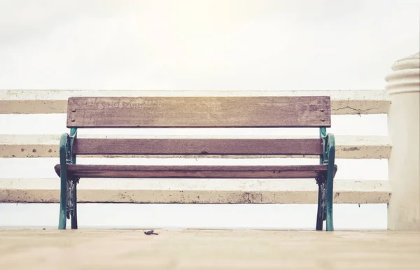 Foto vintage de banco solitario en el parque — Foto de Stock