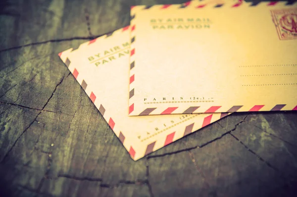 Carte papier vierge avec enveloppe marron sur carton en bois — Photo