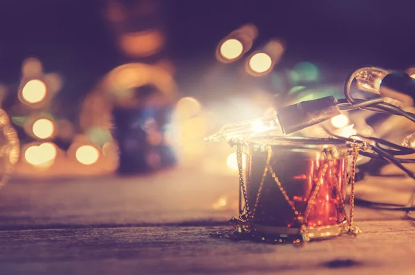 Decoração de luz de natal no fundo de madeira, filtro de cor vintage — Fotografia de Stock