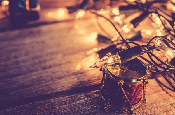 Decoração de luz de natal no fundo de madeira, filtro de cor vintage — Fotografia de Stock