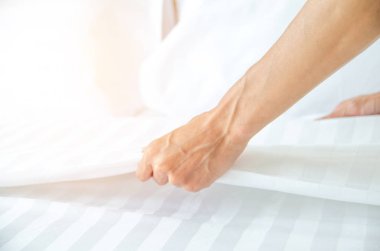 Yatak otel Oda servisinden yapma eller