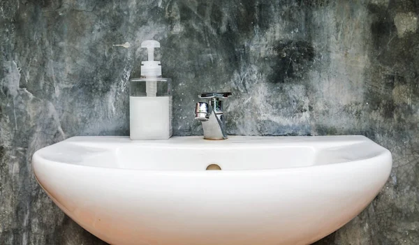 Bacia de lavagem de design em um banheiro , — Fotografia de Stock