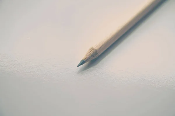 Ξύλινο μολύβι σε άσπρο φόντο — Φωτογραφία Αρχείου
