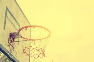 eski basketbol hoop wth güneş ışığı, vintage
