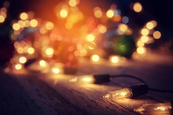 Decoração de luz de natal no fundo de madeira, filtro de cor vintage — Fotografia de Stock