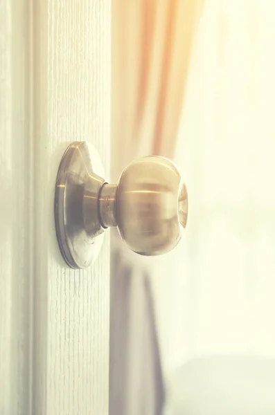 Porta semi-aberta de um quarto, foto vintage estilo — Fotografia de Stock