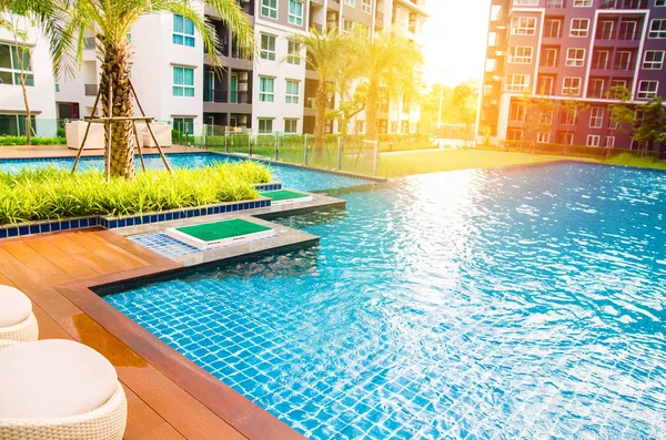 Swimming pool inModern apartment houses — Stock Photo, Image