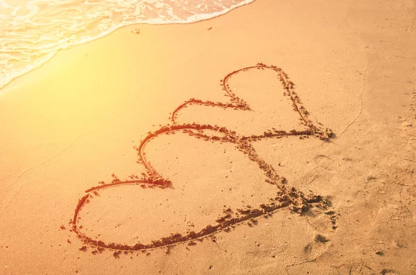 Paar Herz am Sandstrand, Liebe — Stockfoto