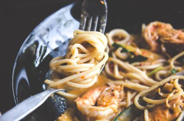 closeup spagetti deniz ürünleri 