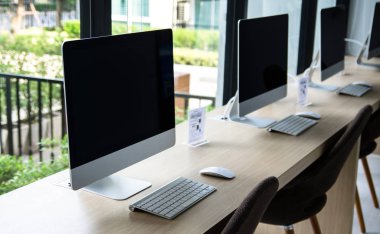 bilgisayarın Office pencerenin önünde birçok parçalardan oluşan imge