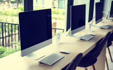 bilgisayarın Office pencerenin önünde birçok parçalardan oluşan imge