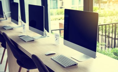 bilgisayarın Office pencerenin önünde birçok parçalardan oluşan imge