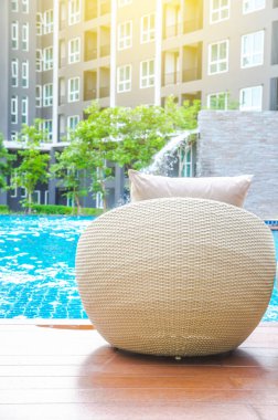 Havuzu üzerinde Rattan Koltuk