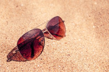 soyut moda sunglass yaz sahilde okyanus arka plan, vintage filtre, yaz tatili aslında rahatlatıcı, yaz kavramı, meslek zaman, yaz arka plan üzerinde bulanık