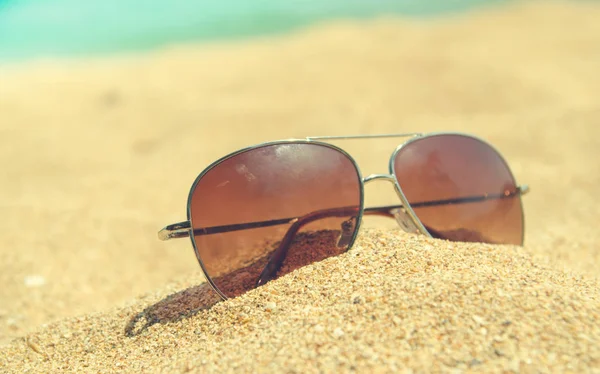 Gafas de sol de moda abstracta borrosa en la playa de verano en el fondo del océano, filtro vintage, vacaciones de verano realmente relajante, concepto de verano, tiempo de vocación, fondo de verano — Foto de Stock