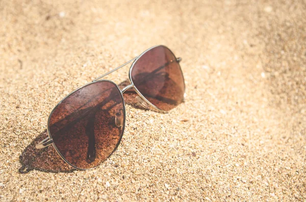 Gafas de sol de moda abstracta borrosa en la playa de verano en el fondo del océano, filtro vintage, vacaciones de verano realmente relajante, concepto de verano, tiempo de vocación, fondo de verano — Foto de Stock