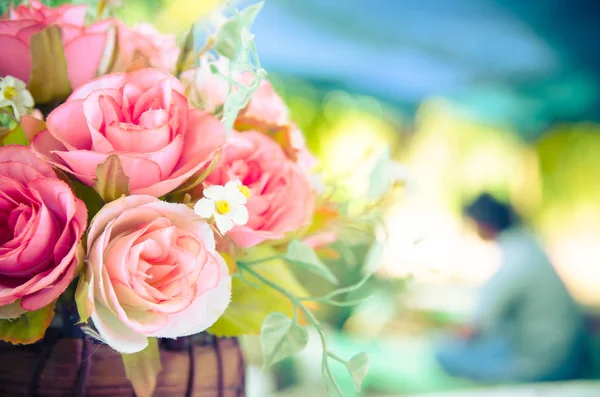 Ramo de rosa rosa flor en la mesa con fondo borroso naturaleza — Foto de Stock