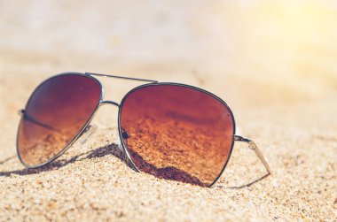 soyut moda sunglass yaz sahilde okyanus arka plan, vintage filtre, yaz tatili aslında rahatlatıcı, yaz kavramı, meslek zaman, yaz arka plan üzerinde bulanık
