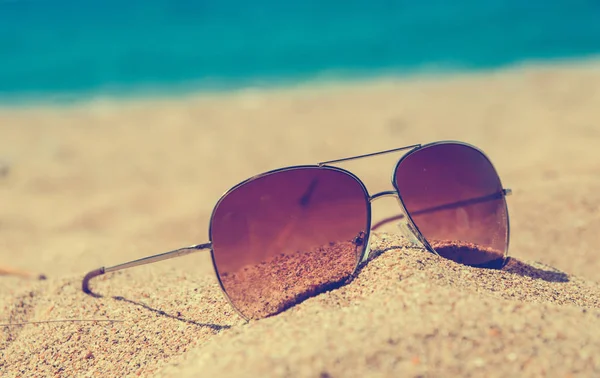 Gafas de sol de moda abstracta borrosa en la playa de verano en el fondo del océano, filtro vintage, vacaciones de verano realmente relajante, concepto de verano, tiempo de vocación, fondo de verano — Foto de Stock